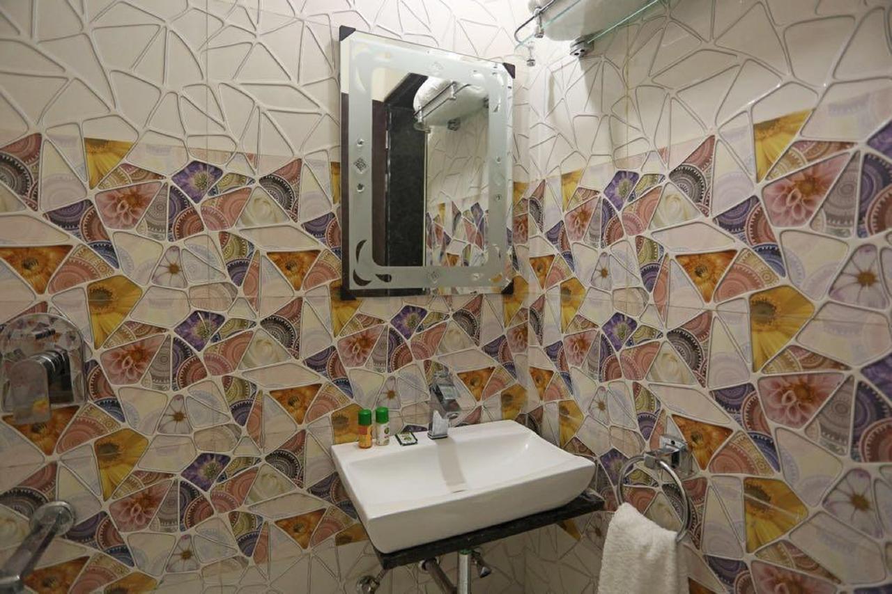 מלון Vrindāvan Anamsa Residency מראה חיצוני תמונה