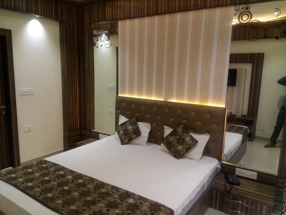מלון Vrindāvan Anamsa Residency מראה חיצוני תמונה