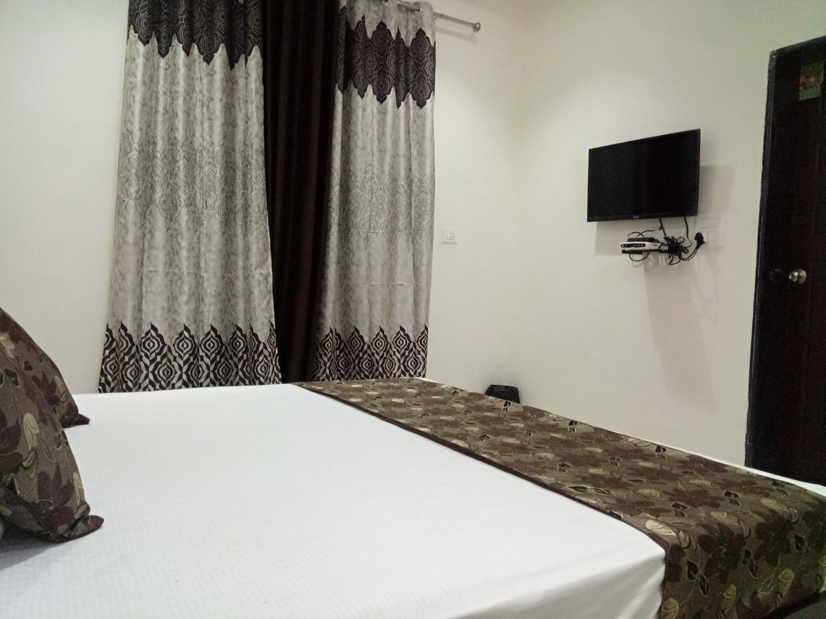 מלון Vrindāvan Anamsa Residency מראה חיצוני תמונה