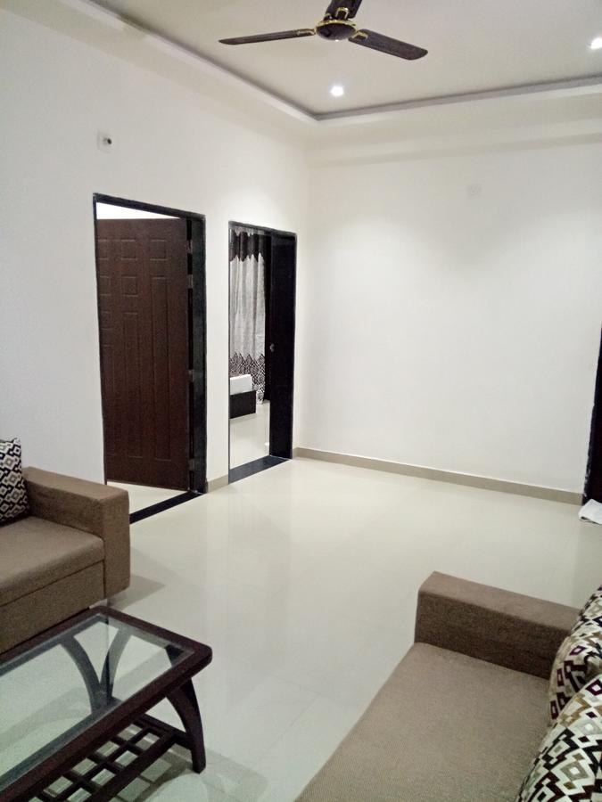 מלון Vrindāvan Anamsa Residency מראה חיצוני תמונה