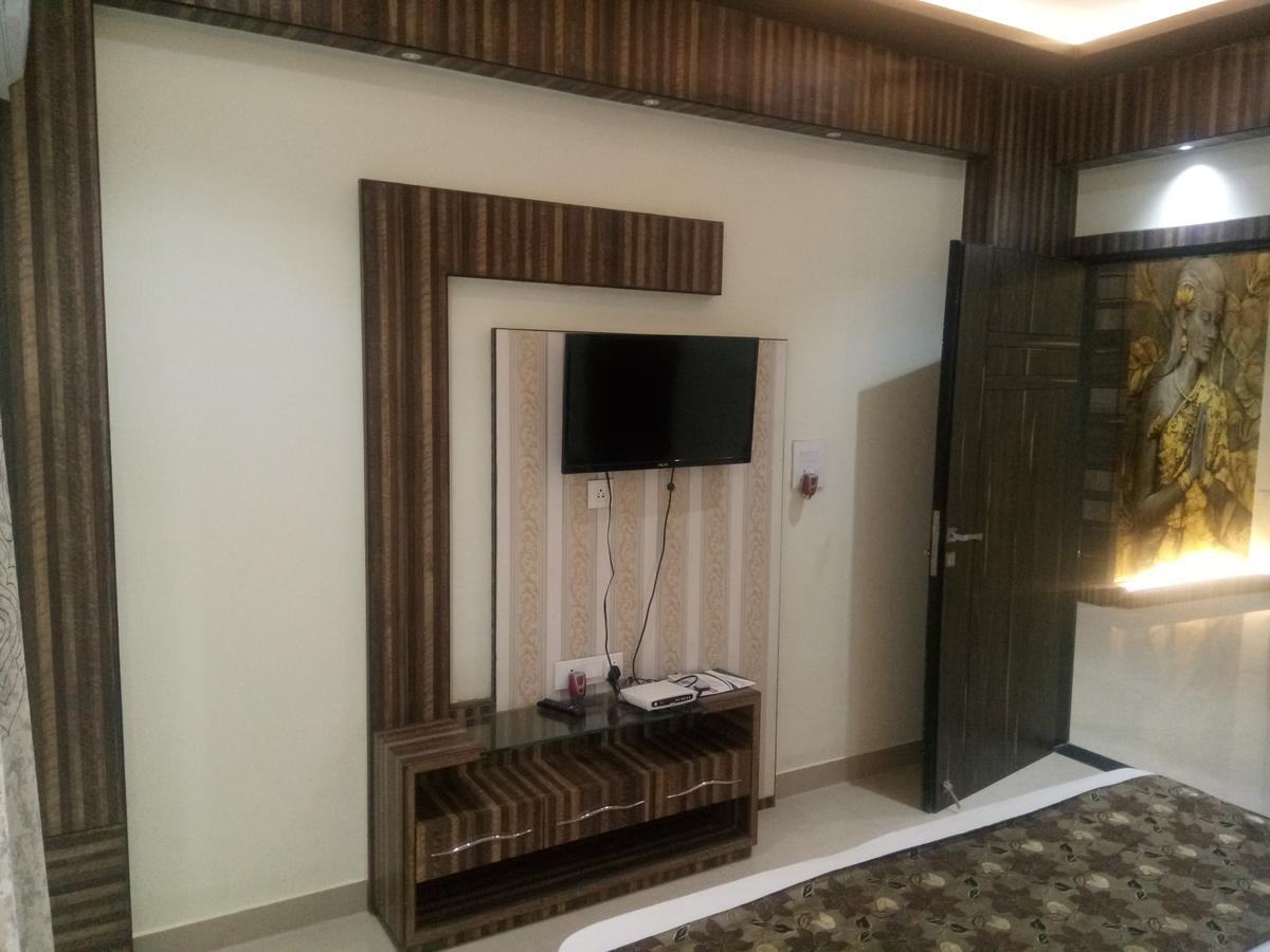 מלון Vrindāvan Anamsa Residency מראה חיצוני תמונה