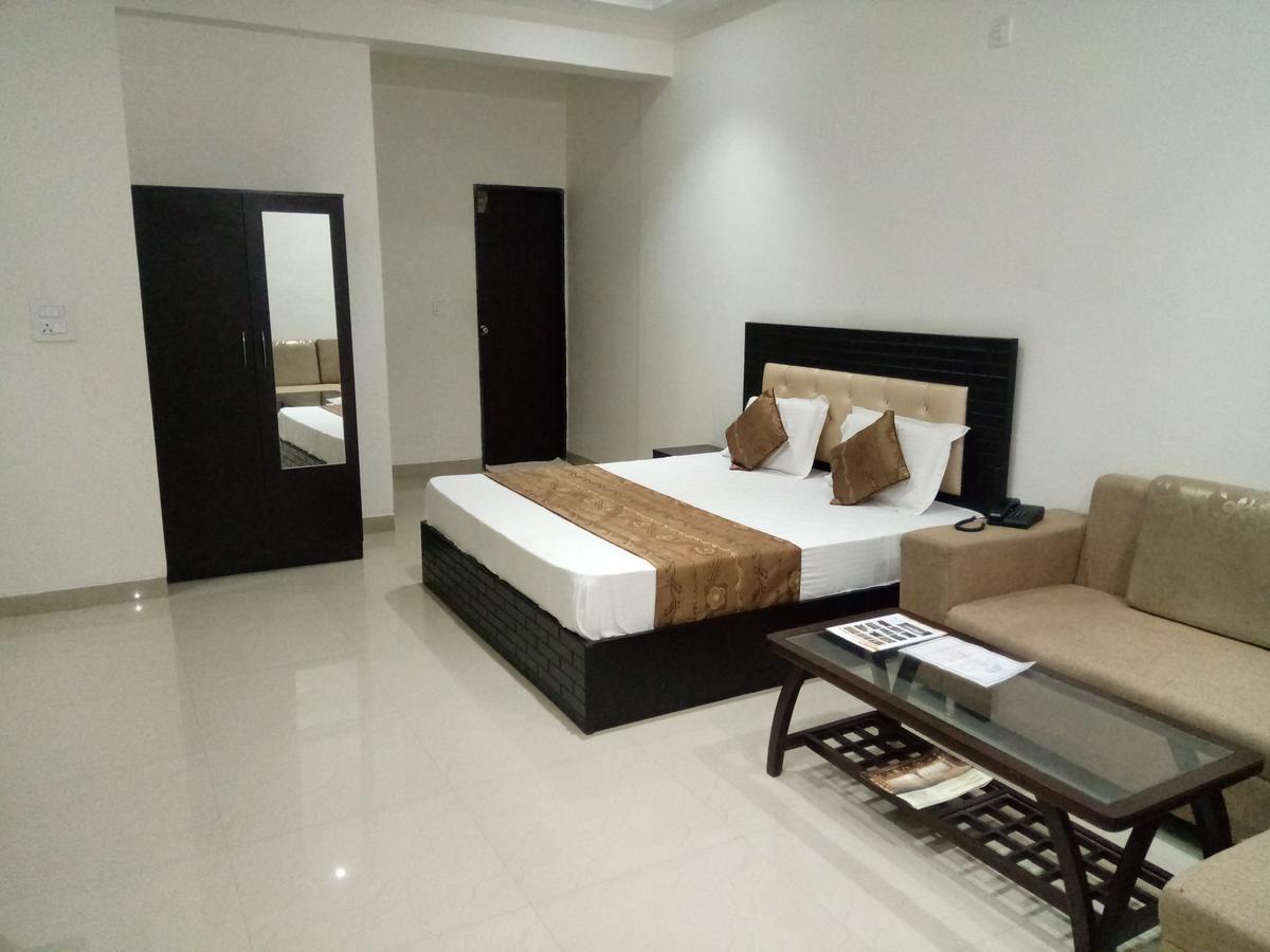 מלון Vrindāvan Anamsa Residency מראה חיצוני תמונה